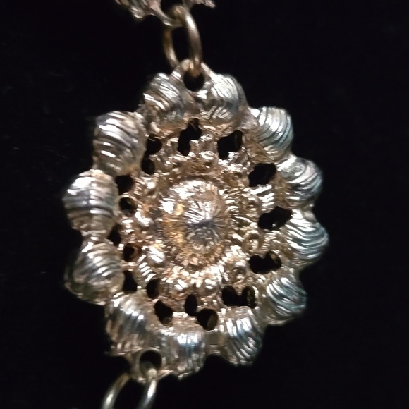 Elegant Vintage Gold and White Faceted Floral Necklace. Perfect! - Picture 7 of 8